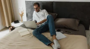 Homme consultant un tableau Excel sur défiscalisation de ses versements retraite