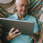 Homme d’affaires consultant un graphique de retraite sur ordinateur