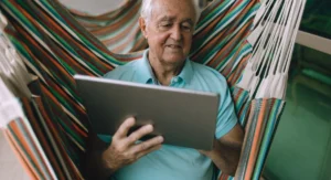 Homme d’affaires consultant un graphique de retraite sur ordinateur