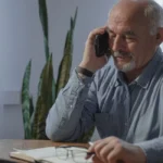 Pourquoi tant de Français saturent leur livret a la poste sans jamais profiter du vrai rendement ? Jeune retraité retire des espèces à La Poste, bureau sobre moderne, Livret A ciblé