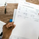 Crédit agricole PER : avis réel et 5 critères cachés que les banques ne vous montrent pas Un conseiller discute d’un PER Crédit Agricole avec un client senior