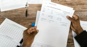 Un conseiller discute d’un PER Crédit Agricole avec un client senior