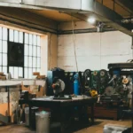 Artisan à l’œuvre dans un atelier lumineux organisé pour la création