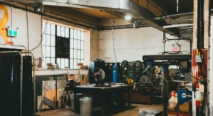 Artisan à l’œuvre dans un atelier lumineux organisé pour la création