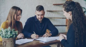 Consultant et investisseur analysant un plan immobilier dans un bureau