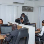 Deux techniciens supervisent l’infrastructure informatique d’une PME dynamique
