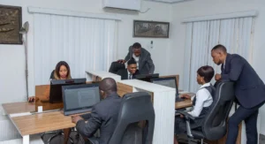 Deux techniciens supervisent l’infrastructure informatique d’une PME dynamique