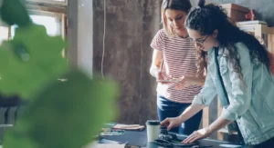Équipe projet devant écran logiciel SaaS en développement, ambiance atelier bancaire