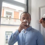 Groupe en équipe dégustant des vins lors d’un atelier en vignoble