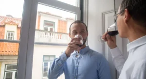 Groupe en équipe dégustant des vins lors d’un atelier en vignoble