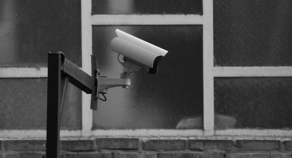 Illustration, installer caméra de surveillance