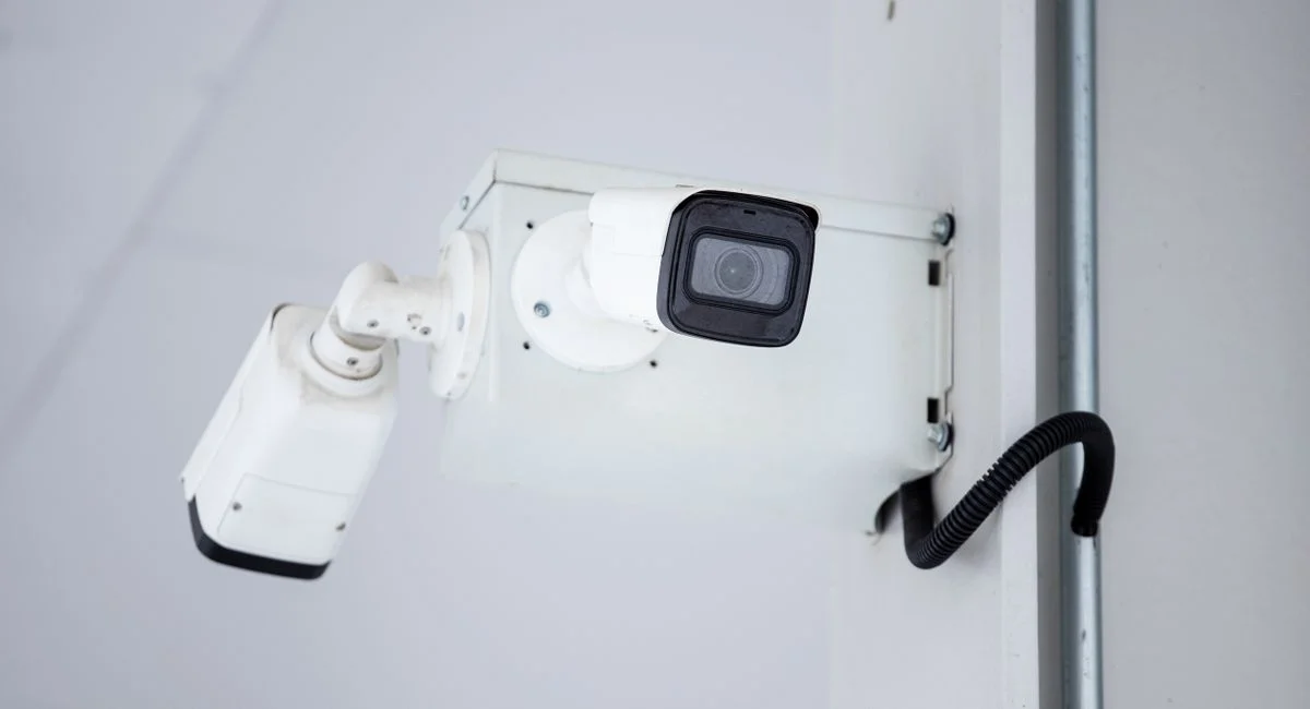 Illustration, installer caméra de surveillance