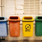 Imprimante usagée posée sur un comptoir de recyclage professionnel