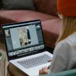 Personne analysant un écran avec tableaux Pinterest ouverts sur ordinateur