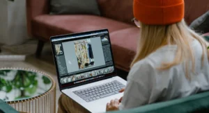 Personne analysant un écran avec tableaux Pinterest ouverts sur ordinateur