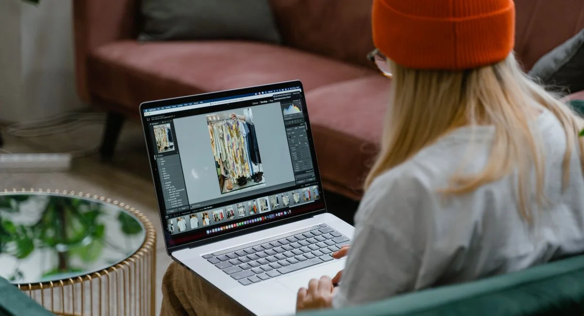 Personne analysant un écran avec tableaux Pinterest ouverts sur ordinateur