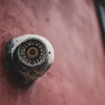 Pose d’une caméra extérieure wifi au-dessus d’une porte d’entrée