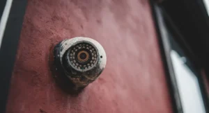 Pose d’une caméra extérieure wifi au-dessus d’une porte d’entrée