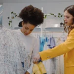 Terminal de caisse connecté dans une boutique de prêt-à-porter dynamique
