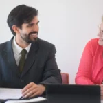 Un gérant de SCI vérifie des statuts immobiliers lors d’une assemblée