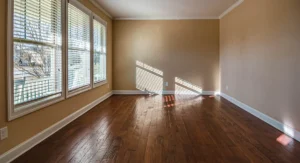 Un investisseur examine un appartement vide pour achat et revente rapide