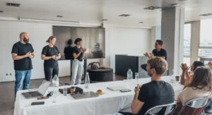 Vue sur parc boisé avec salle séminaire à Hyères, ambiance professionnelle