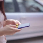 L'arnaque amende impayée ANTAI explose depuis janvier 2026 — voici comment reconnaître les faux SMS et mails pour protéger vos données bancaires Smartphone affichant un faux SMS ANTAI, main hésitante à cliquer